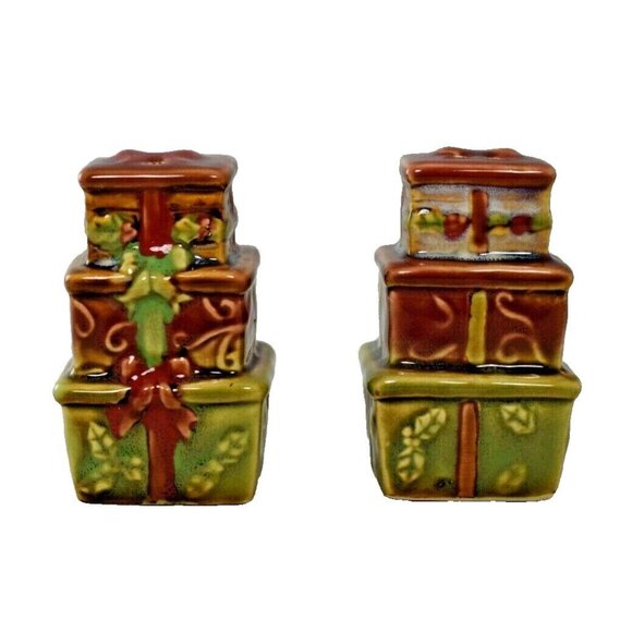 Stacked Presents Ceramic Salt and Pepper Set (Christmas/Holidays) - Picture 3 of 6